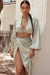 Seidiges Satin-Set mit drapiertem Oberteil und Rock
